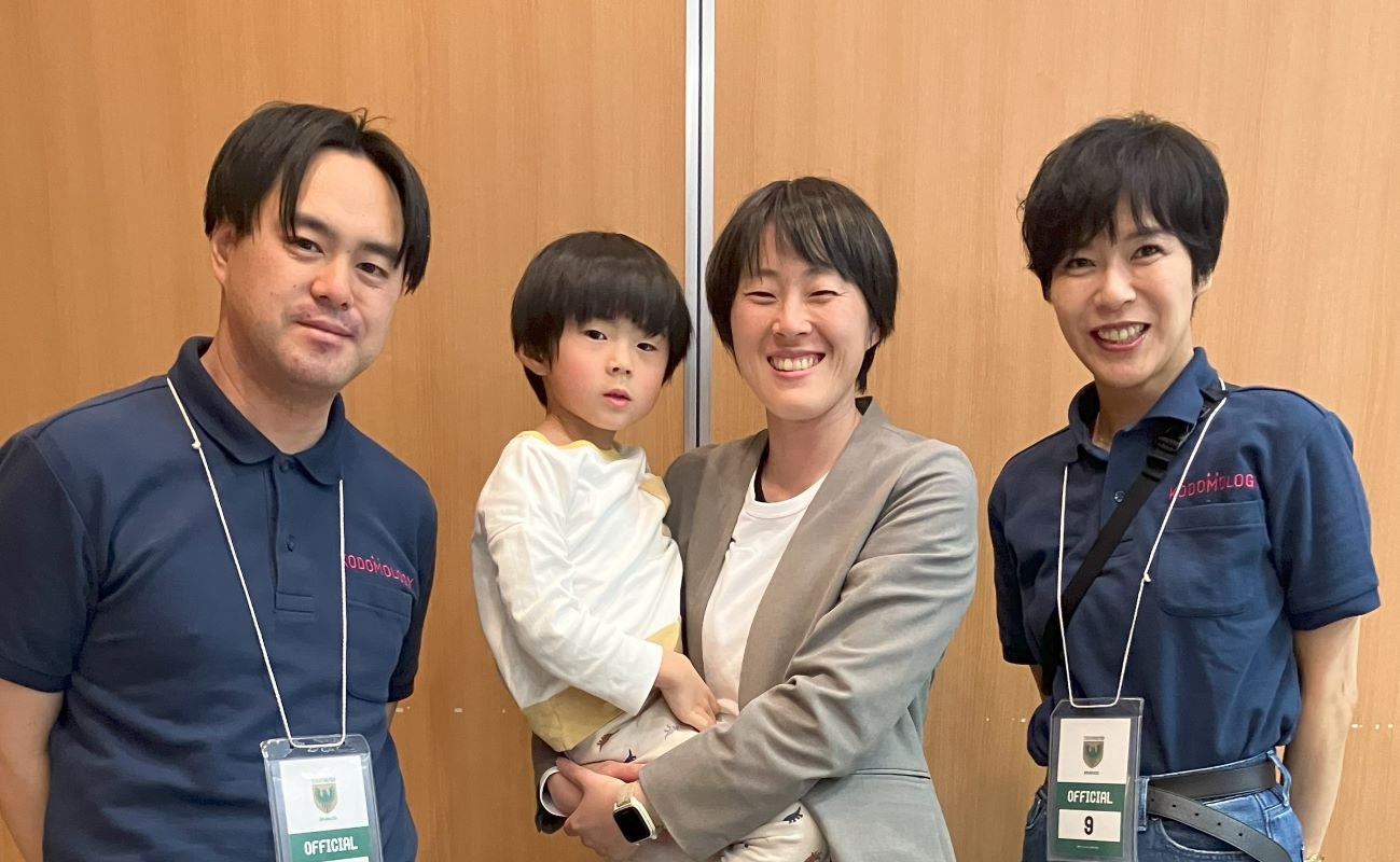 託児サービス利用保護者さまとお子さま、スタッフで託児終了後写真を撮りました