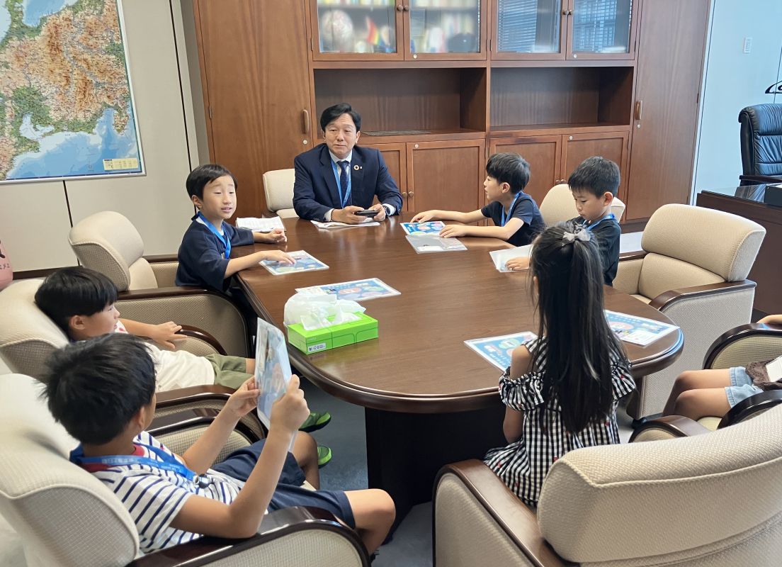 会議室で社員と参加児童がコミュニケーション